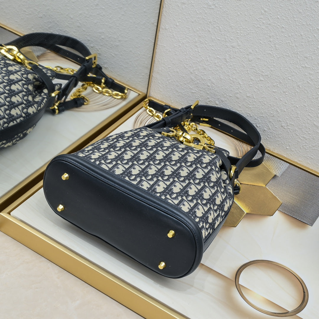 2XD370BDE Stylish leather bag 