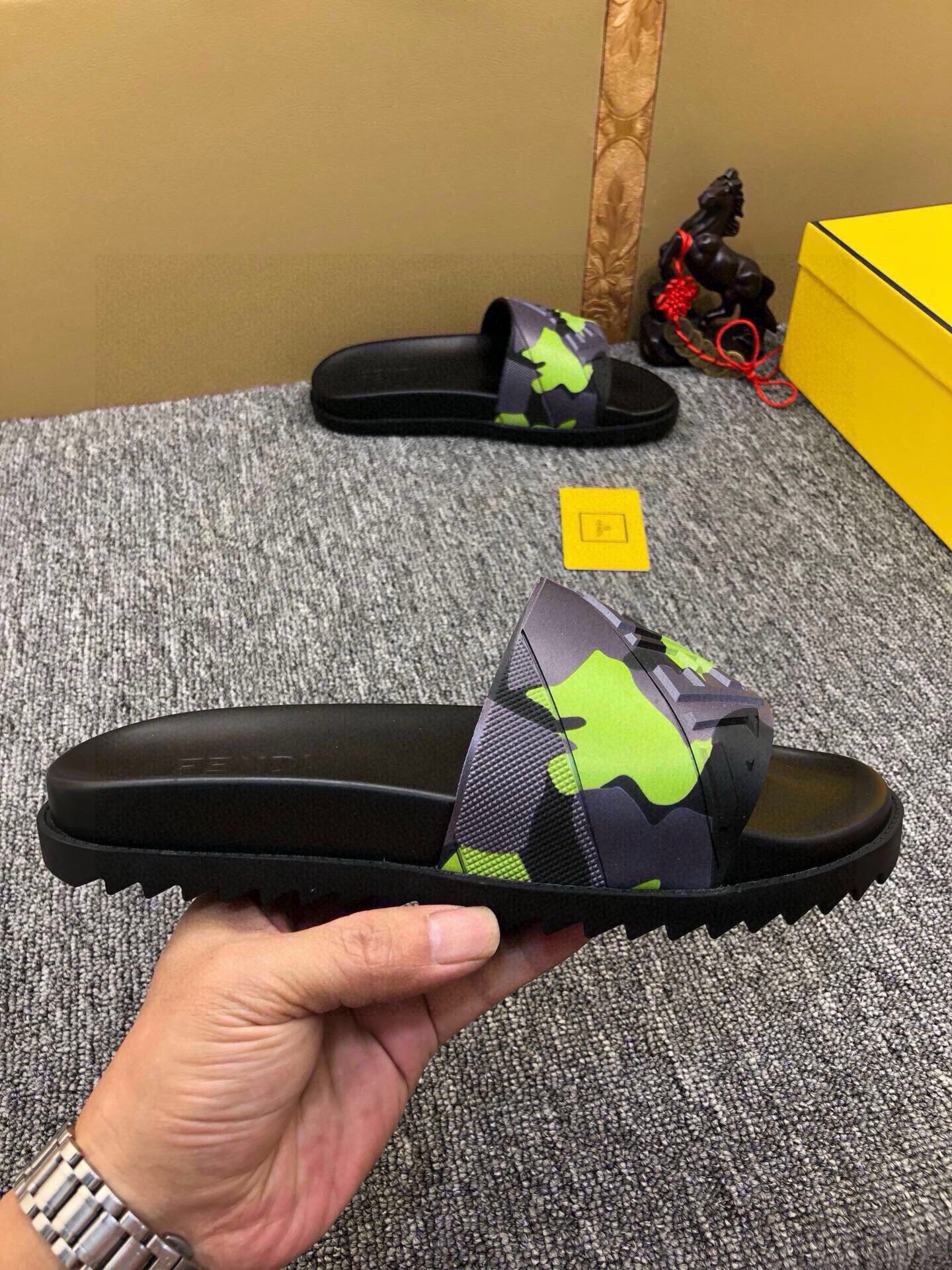 535ZF284ZDE Stylish Slippers