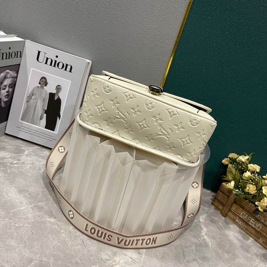 2XE318BDE Stylish leather bag 