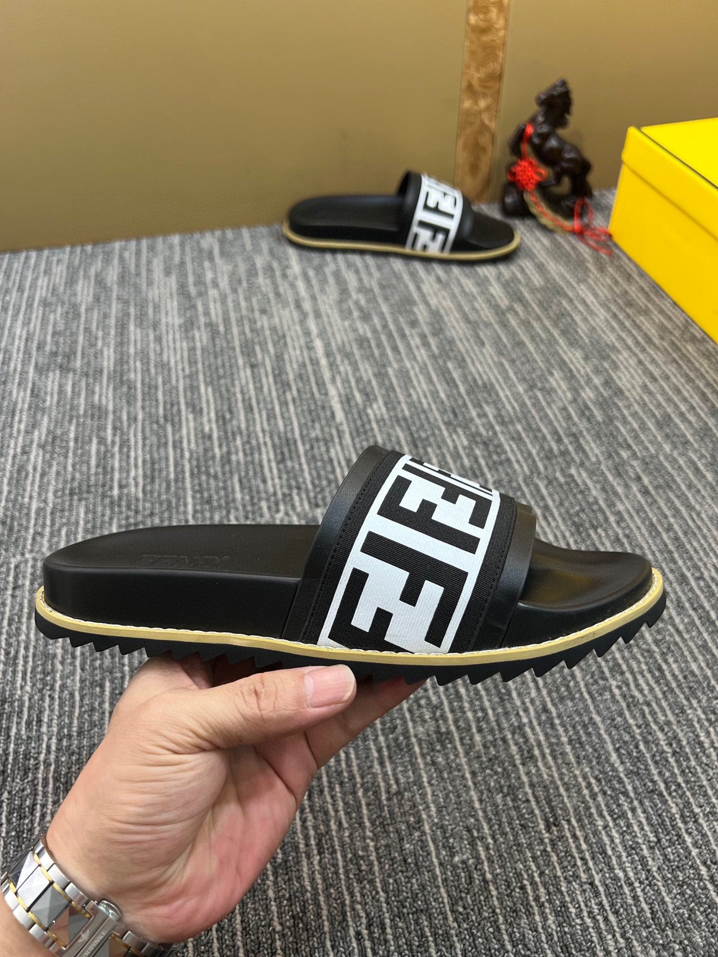 5YF111ZDE Stylish Slippers