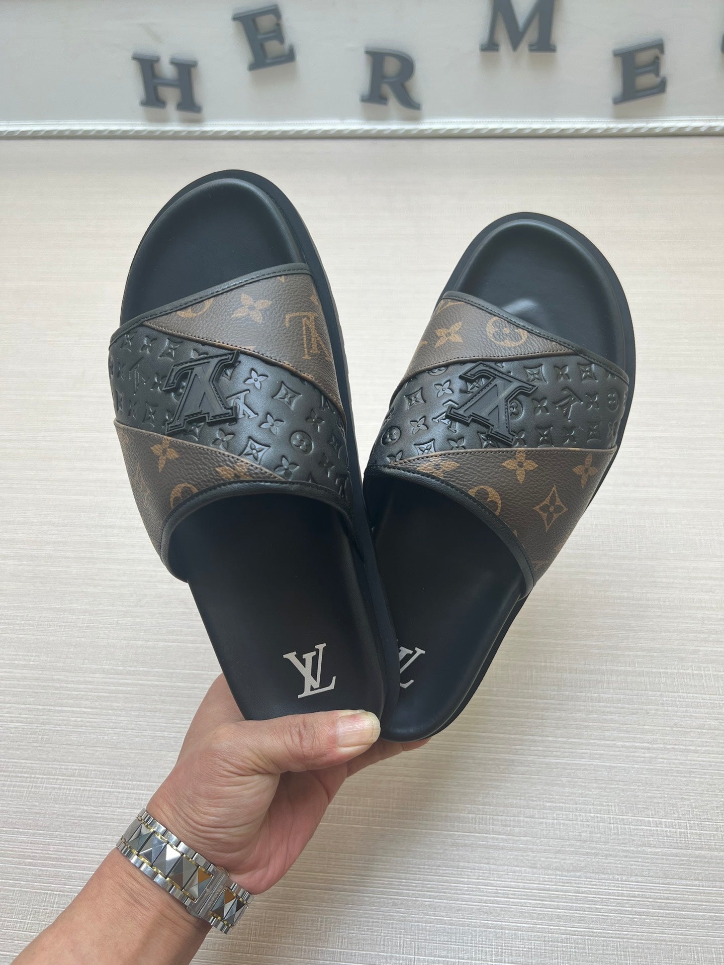 54E2ZDE Stylish slippers