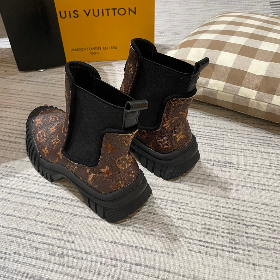 1JE8ZDE Stylish leather boots