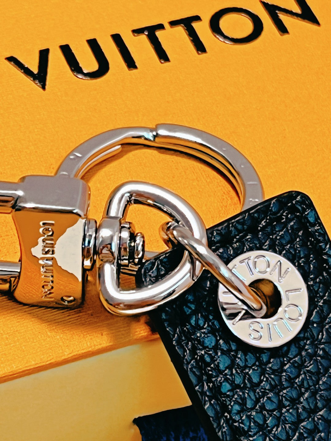 14E58ADE Stylish key closure