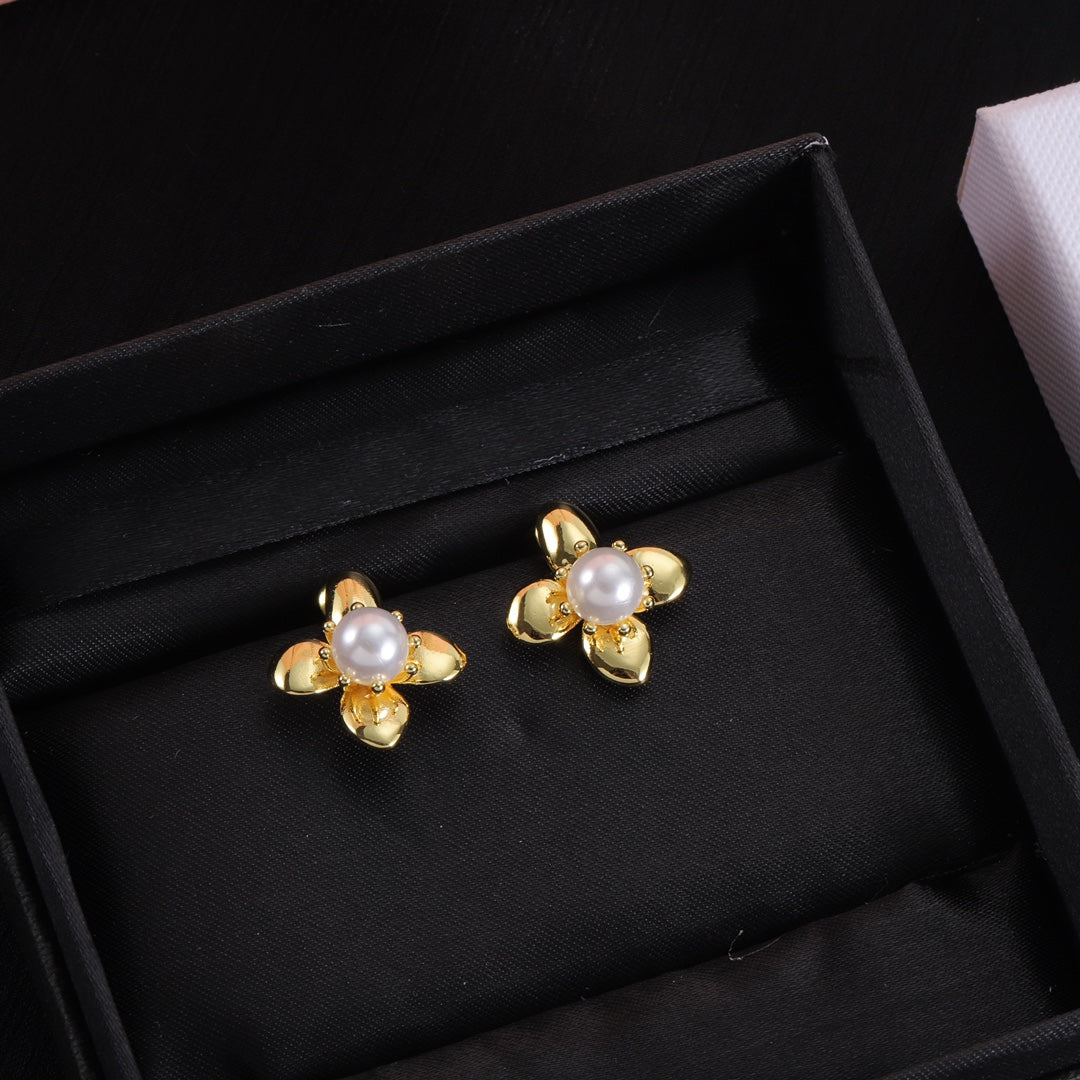 14A526EDE Stylish Earrings