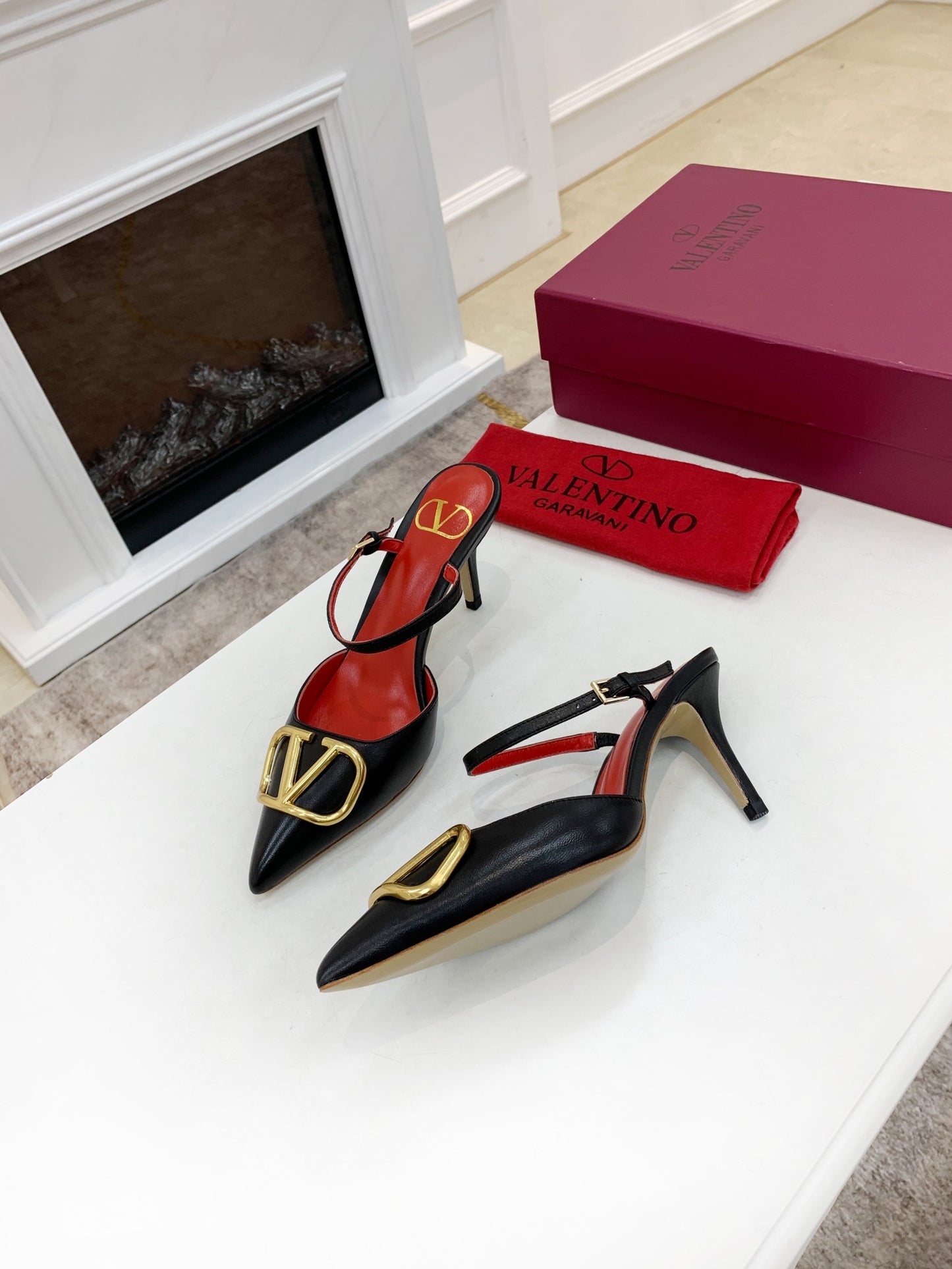 2YVL28ZDE Stylish leather  High heels