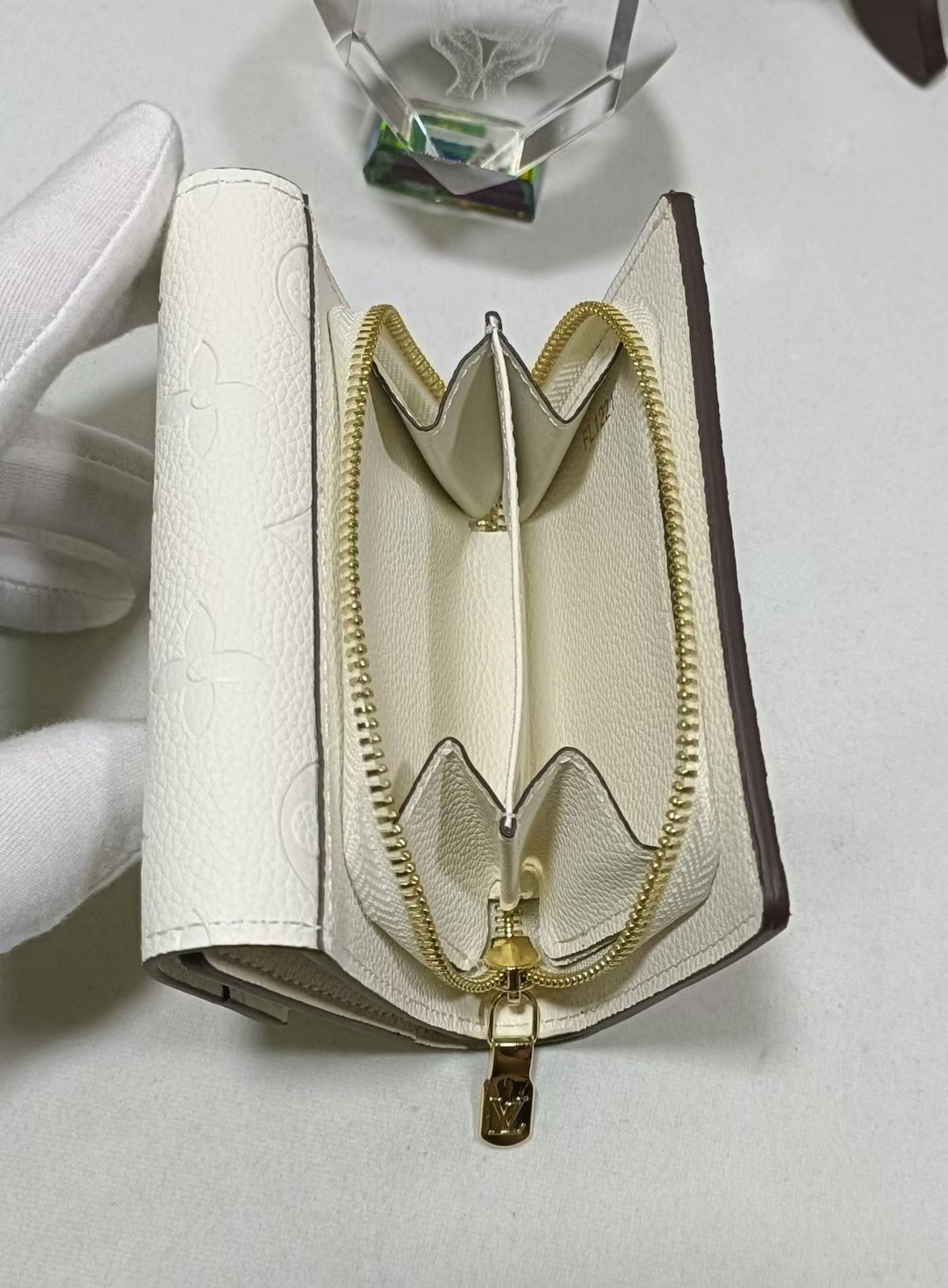 1XB385BDE Stylish leather wallets  ( with boxs)