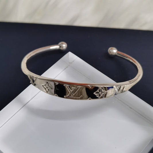 3E719KDE Stylish Bracelets