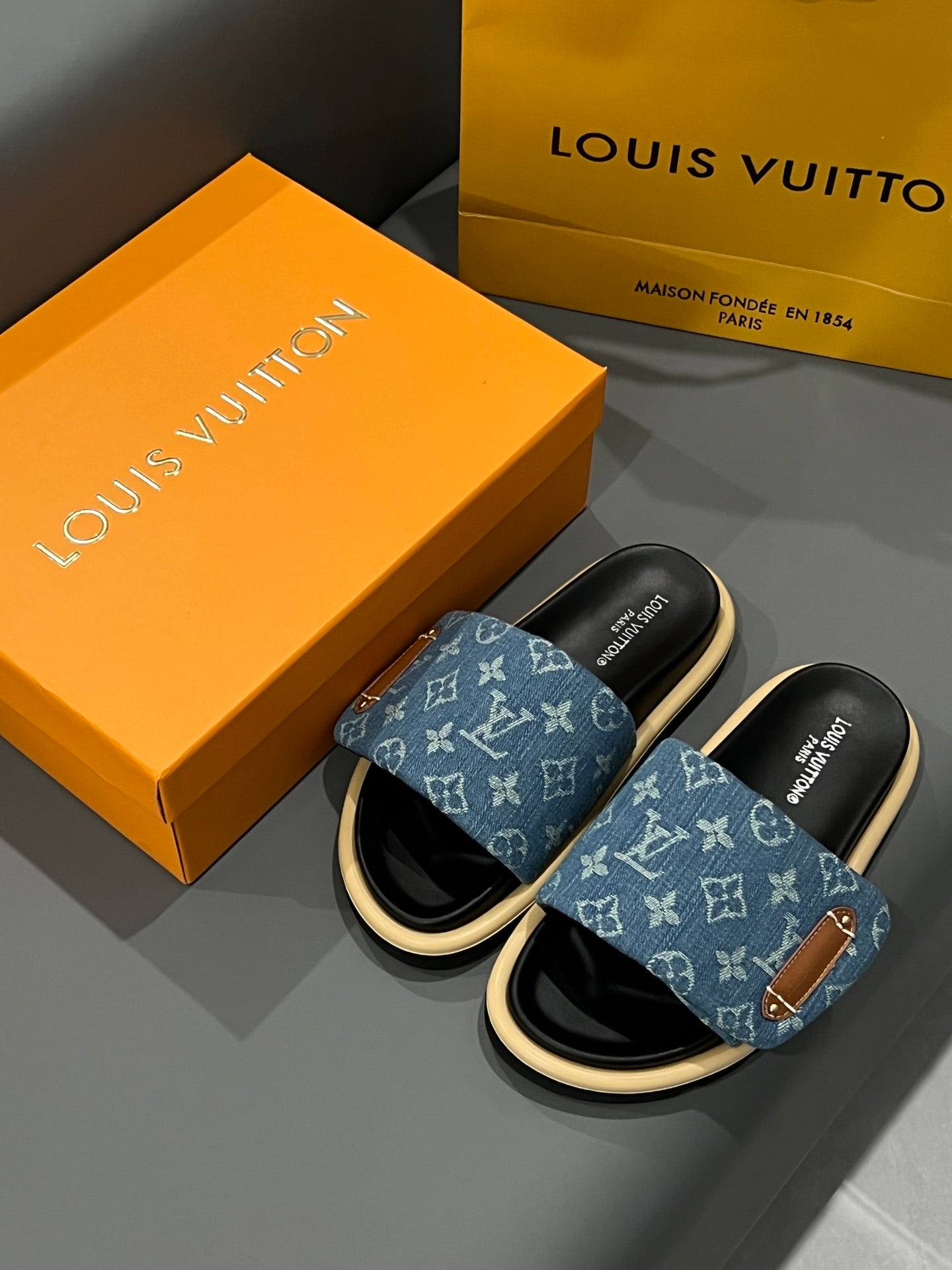 14E73ZDE Stylish Slippers