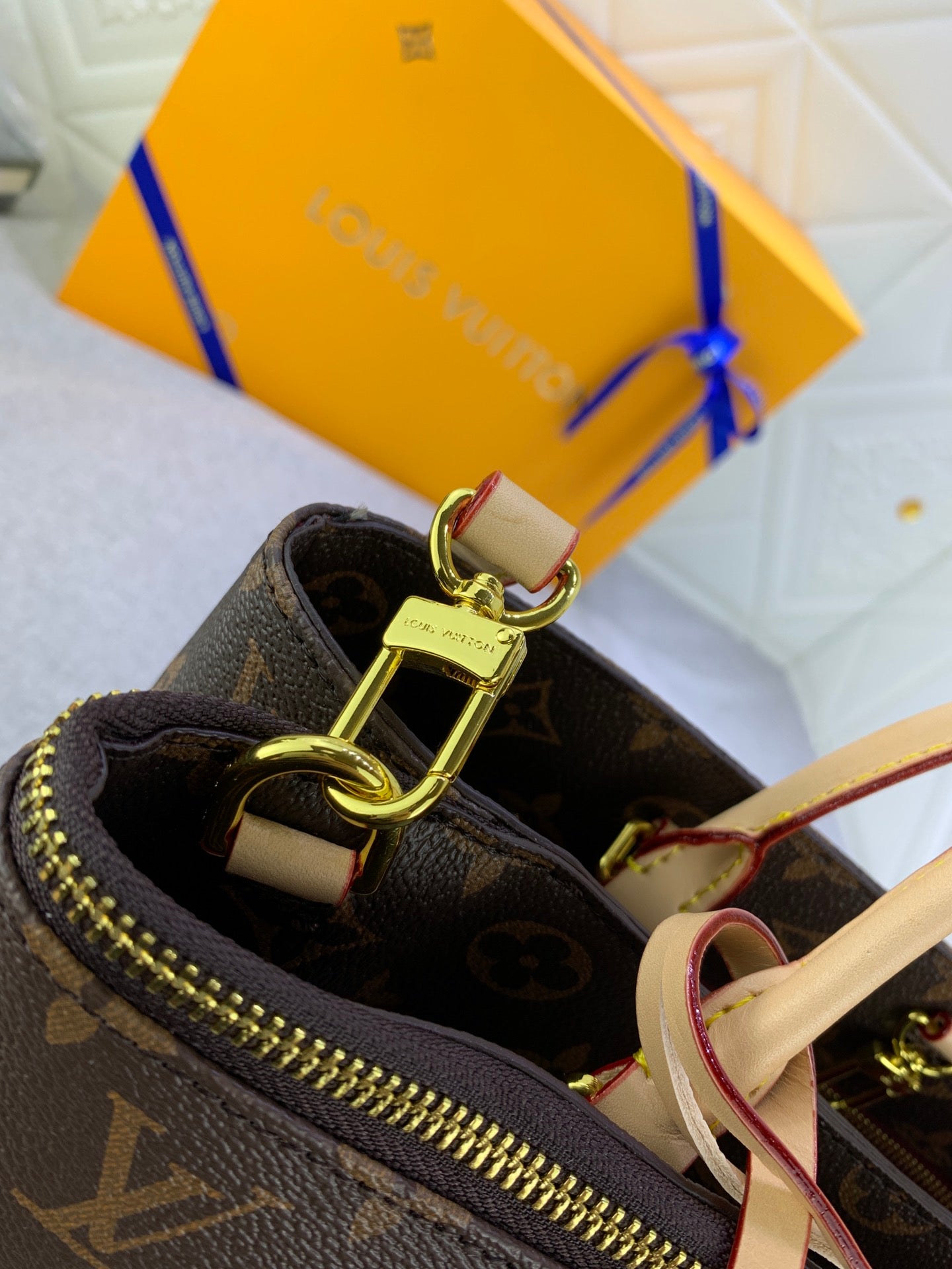 2XE330BDE Stylish leather bag 