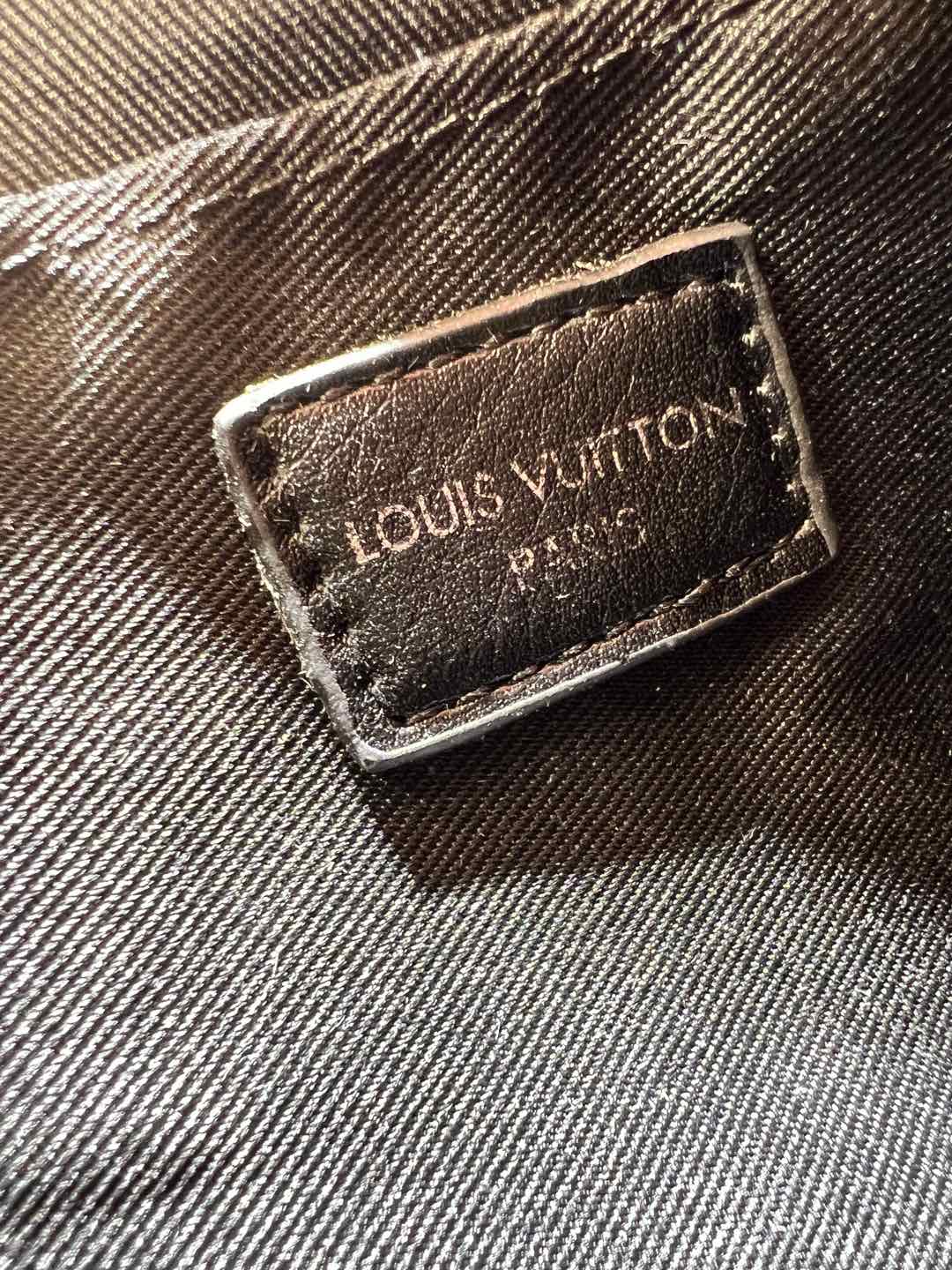 2WE39BDE Stylish leather bag