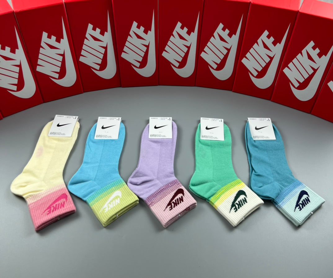 235QA70SDE Stylish socks(5 pairs )