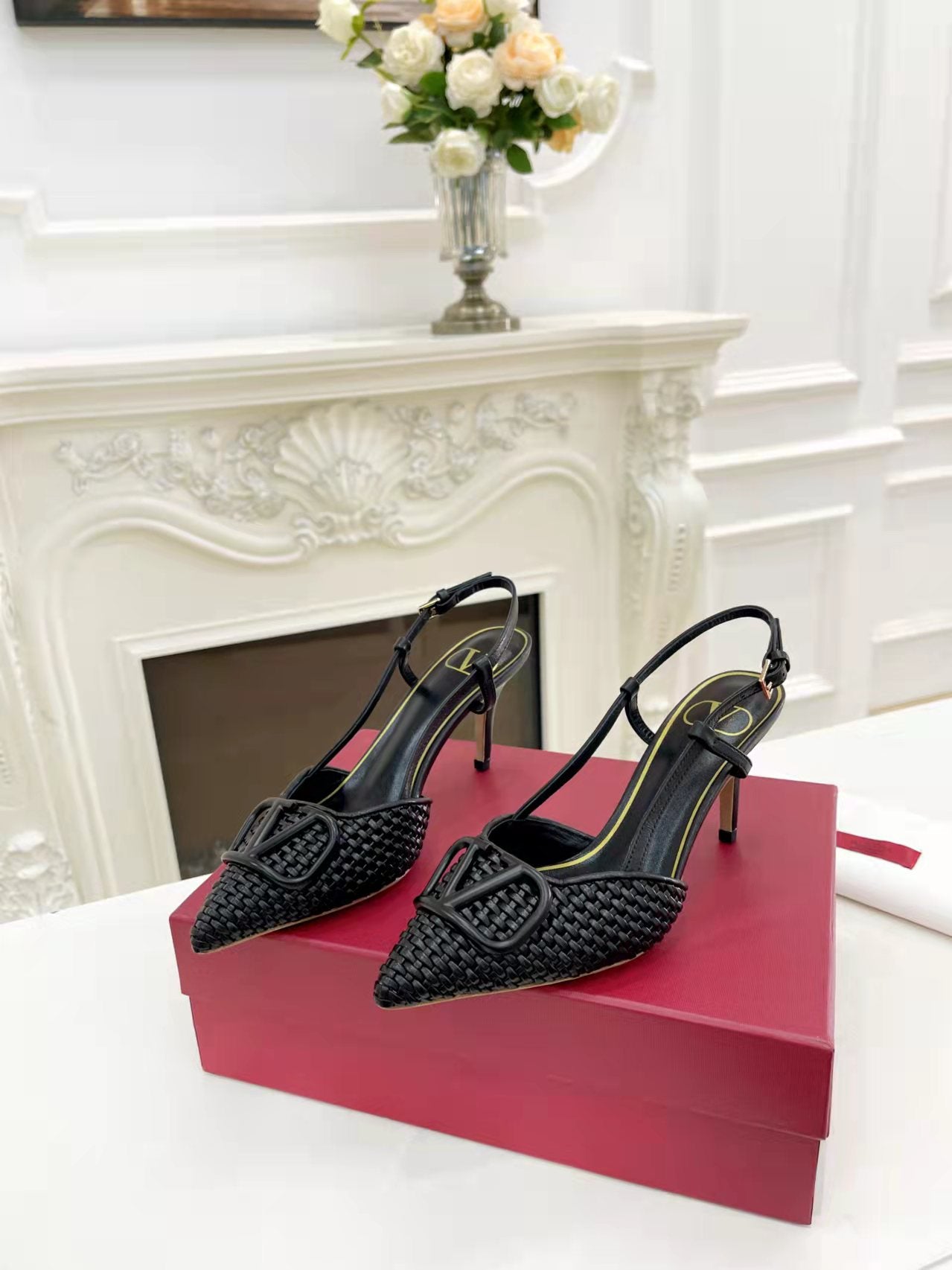 2YVL38ZDE Stylish leather  High heels
