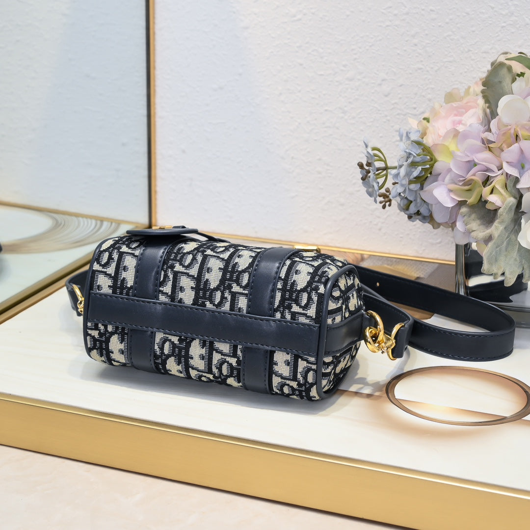 2WD32BDE Stylish leather bag