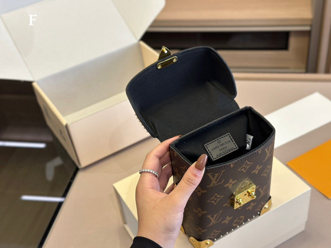 6XE135BDE Stylish leather bag 