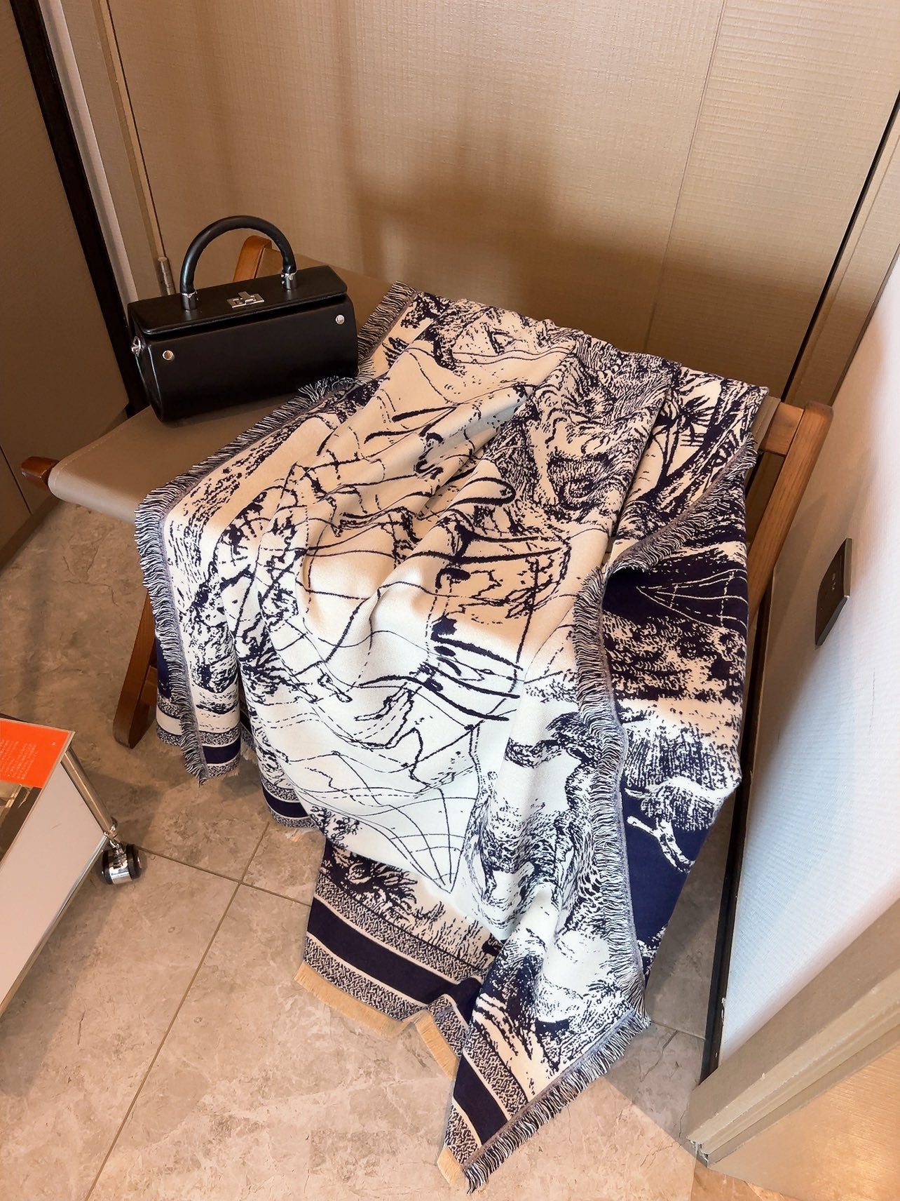175RD4WDE Stylish Winter Scarves