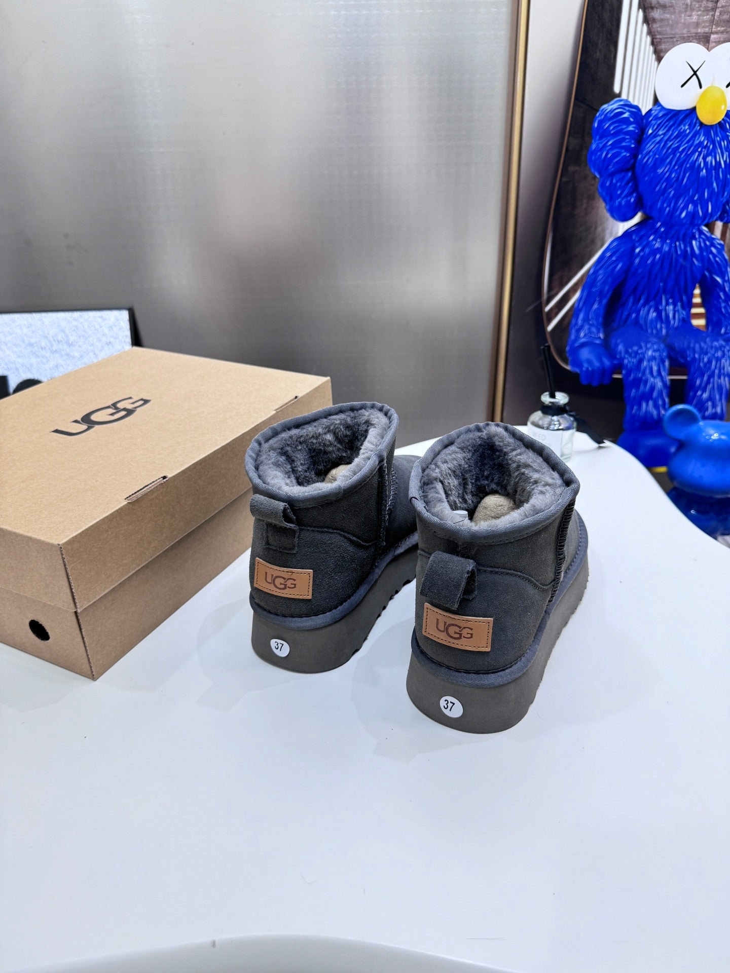 1LU9ZDE Stylish snow boots