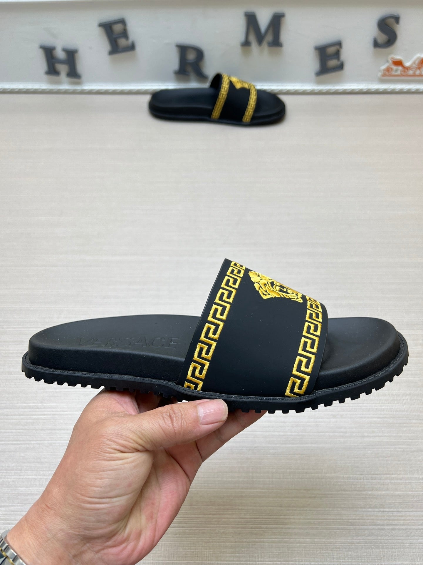 54V53ZDE Stylish slippers