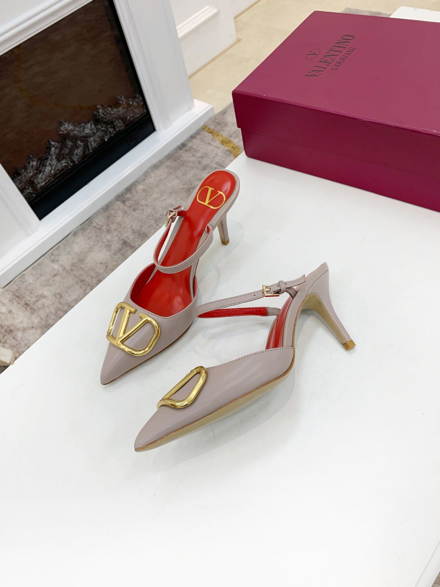 2YVL28ZDE Stylish leather  High heels