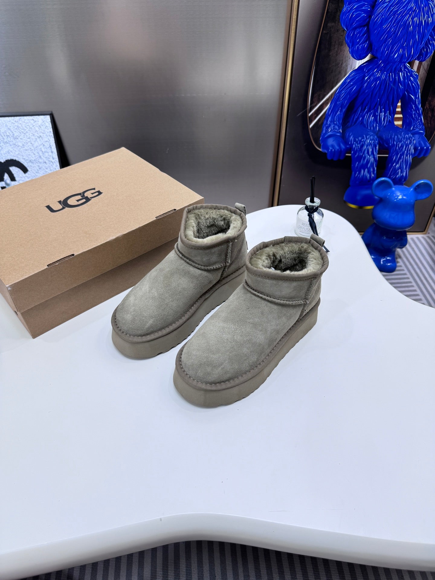 1LU9ZDE Stylish snow boots