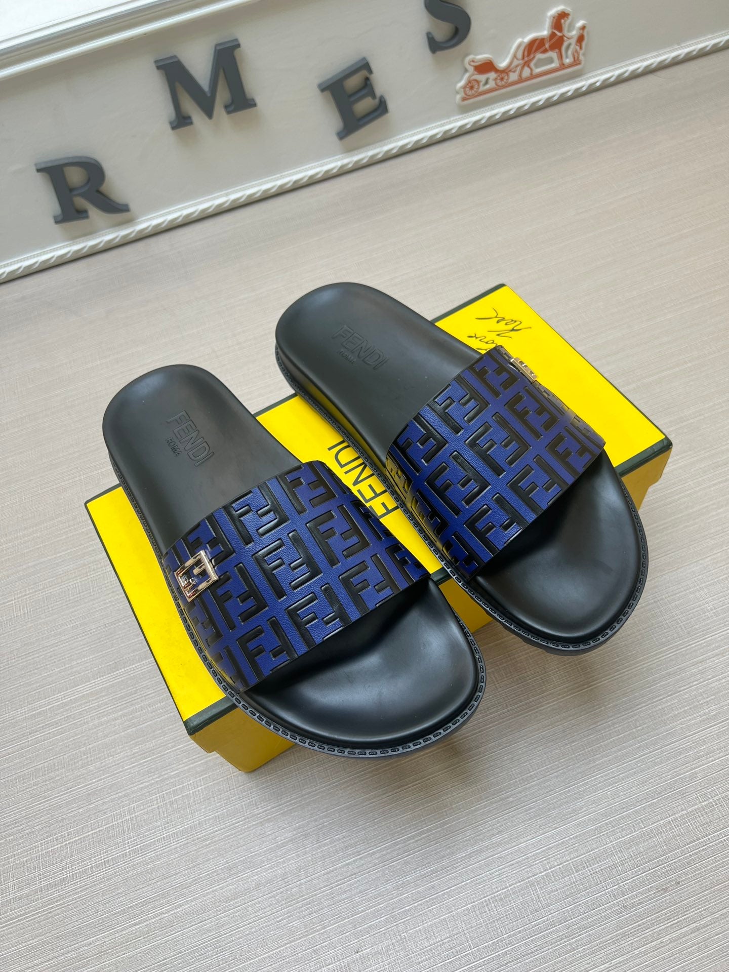 54F121ZDE Stylish slippers