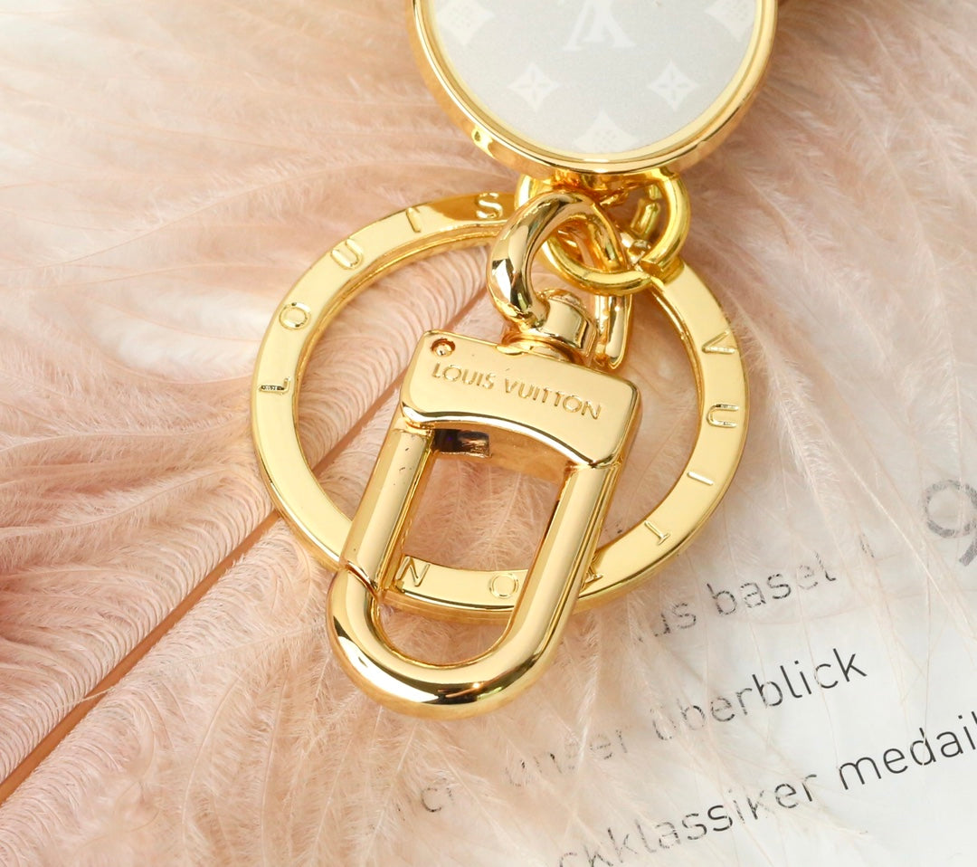 14E64ADE Stylish key closure