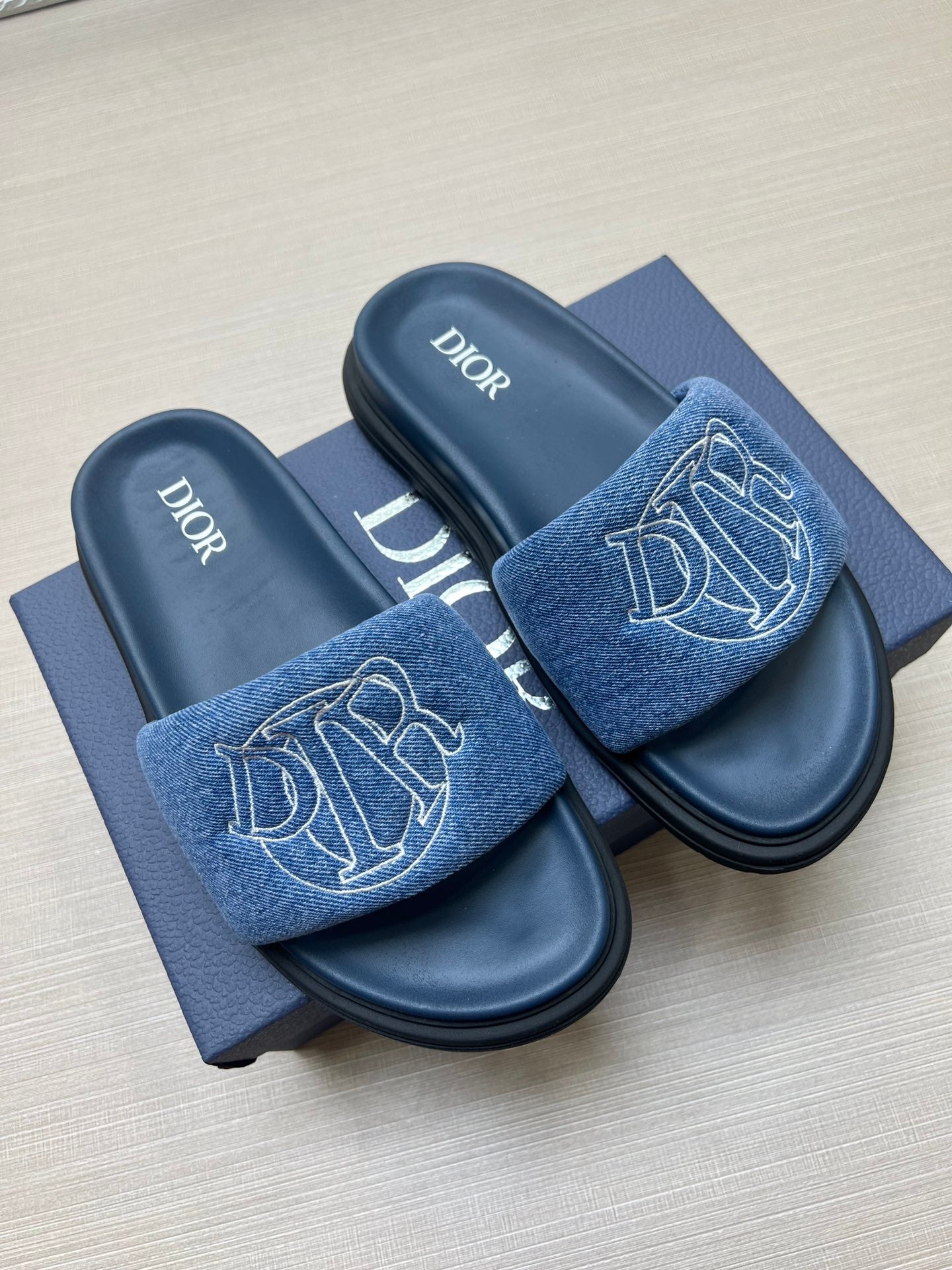 54D168ZDE Stylish leather slippers