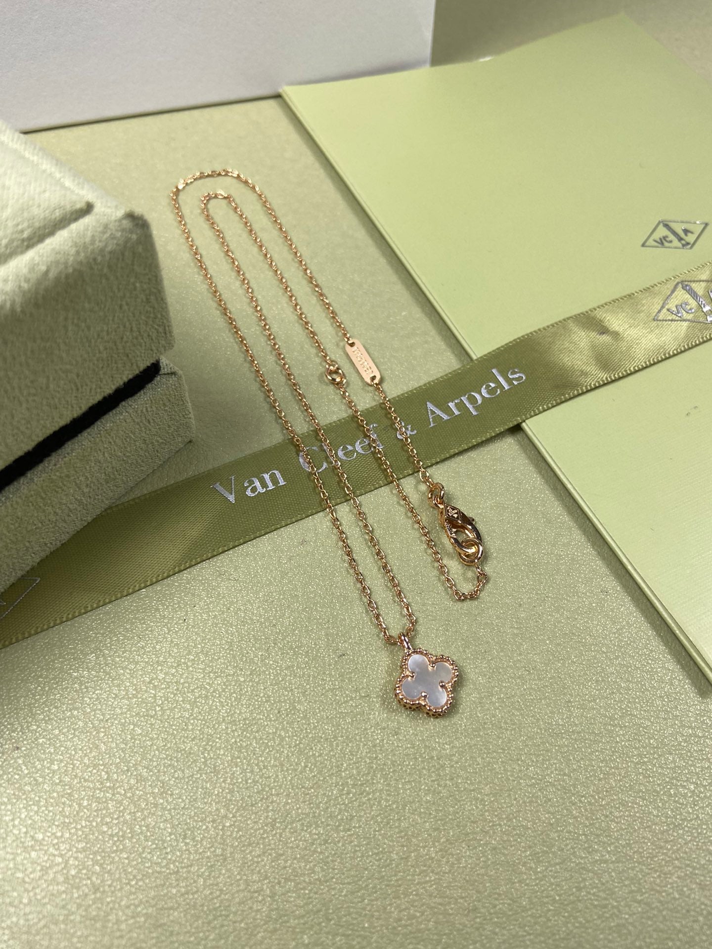 575RVA1KDE Stylish Necklaces