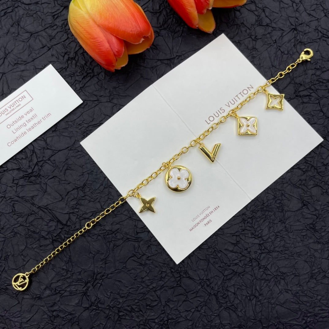 14E965KDE Stylish Bracelets