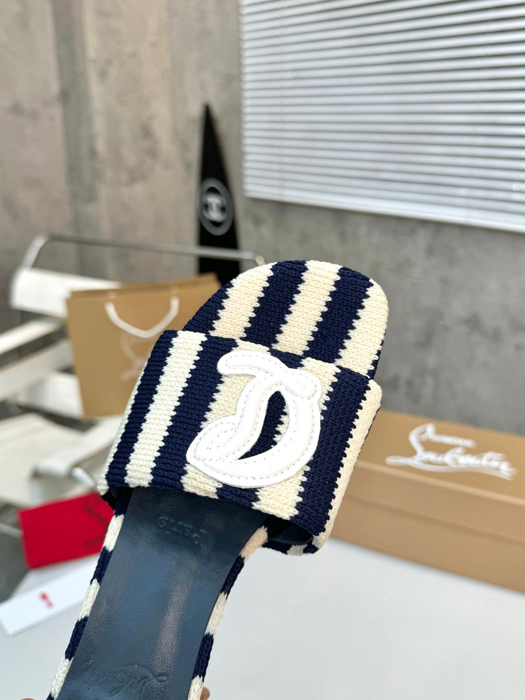 JXA9ZDE Stylish leather + knitted heels