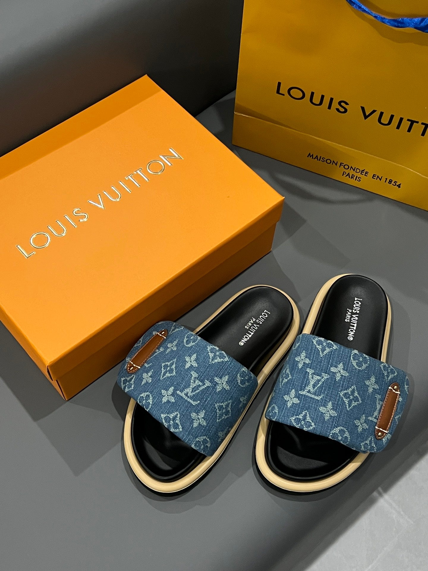 14E73ZDE Stylish Slippers