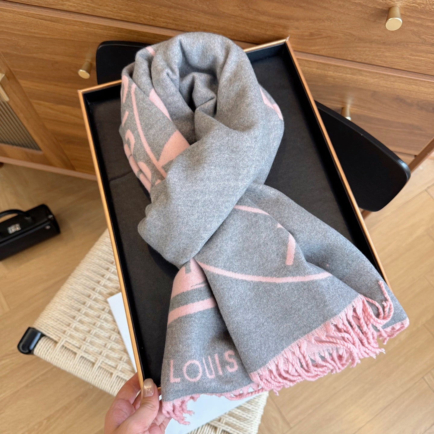 175RE3WDE Stylish Winter Scarves