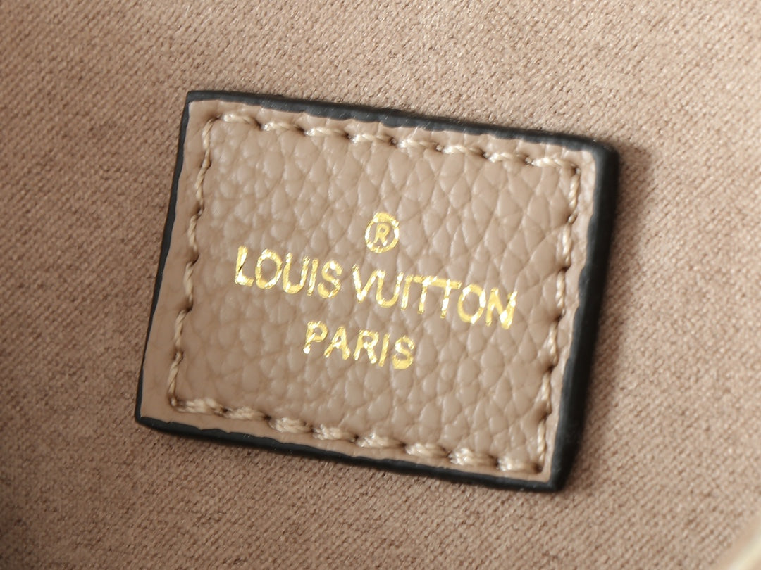 15XE4BDE Stylish leather bag