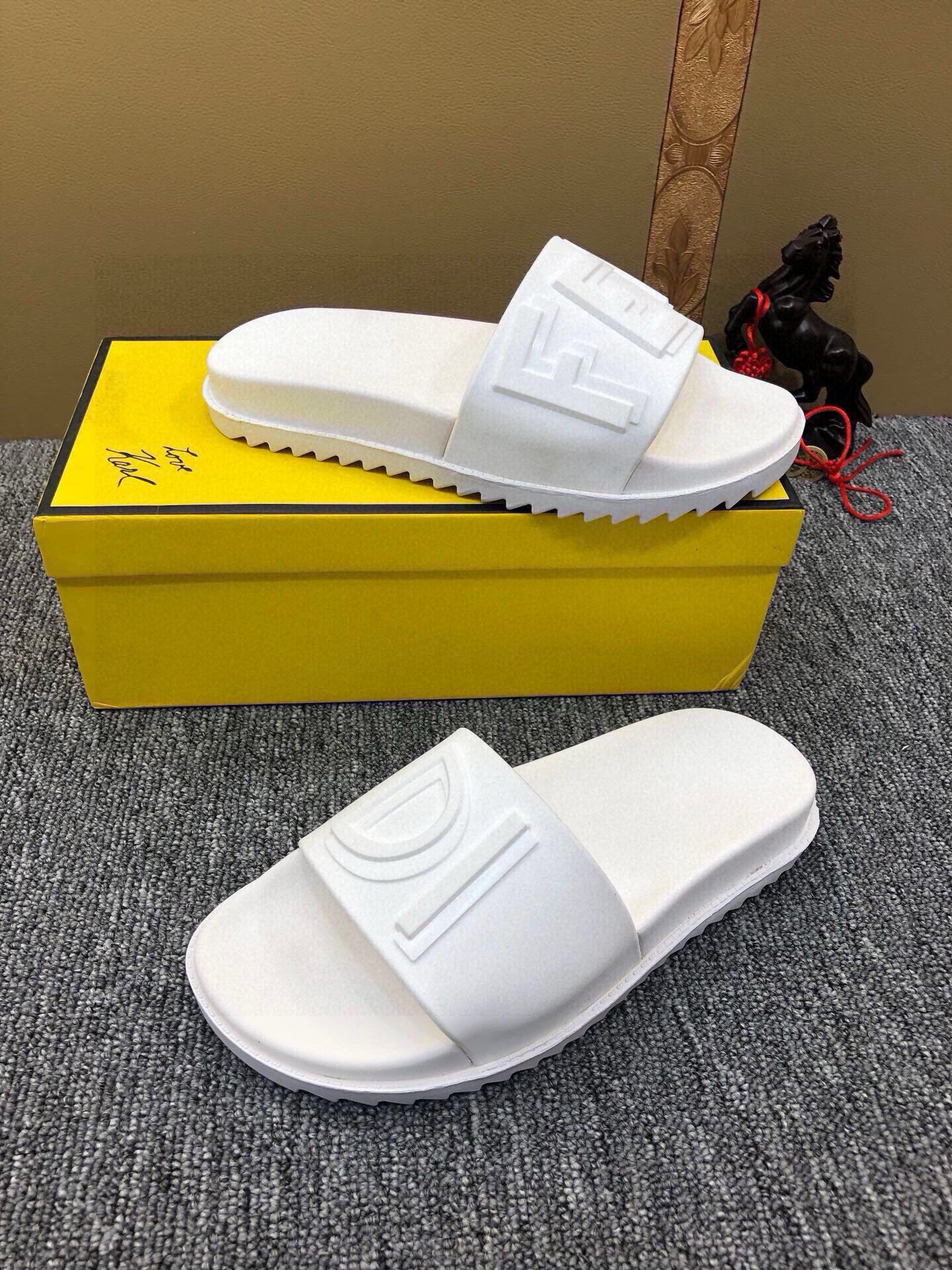 535ZF283ZDE Stylish Slippers