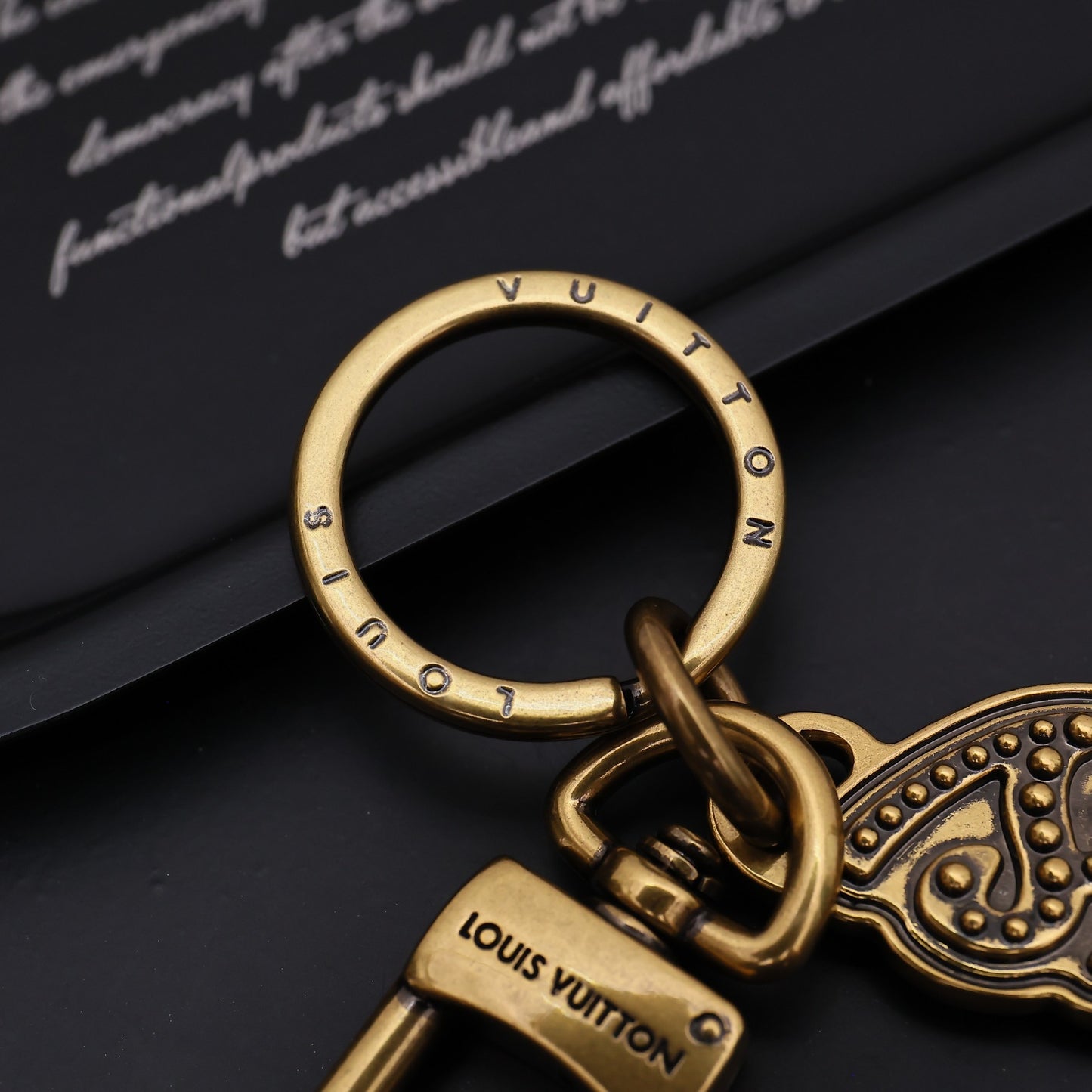 14E16ADE Stylish key closure