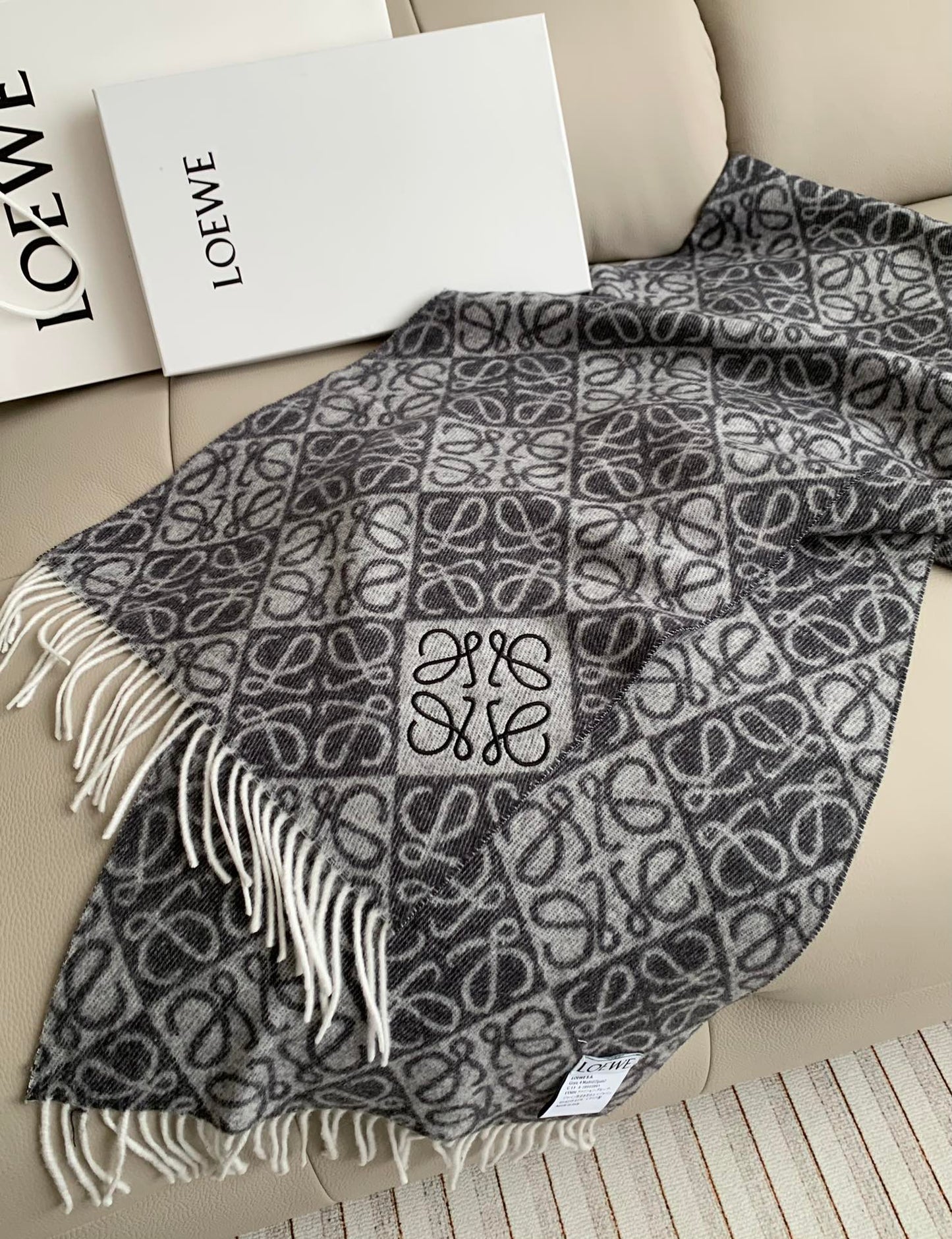 185RA64WDE Stylish Winter Scarves