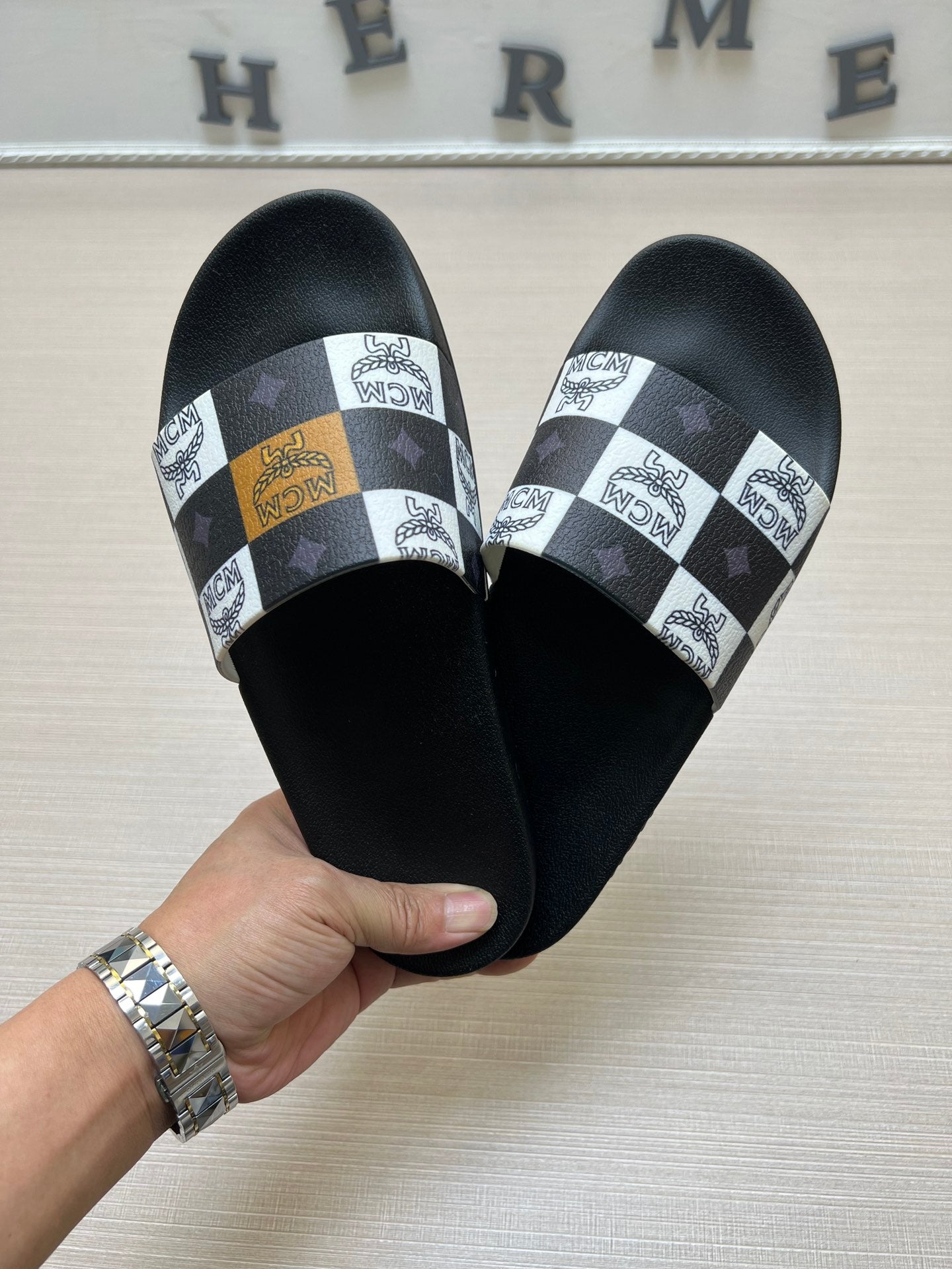 54M44ZDE Stylish slippers