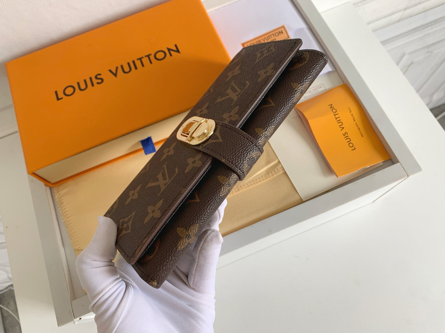 1XE73BDE Stylish leather wallets with package