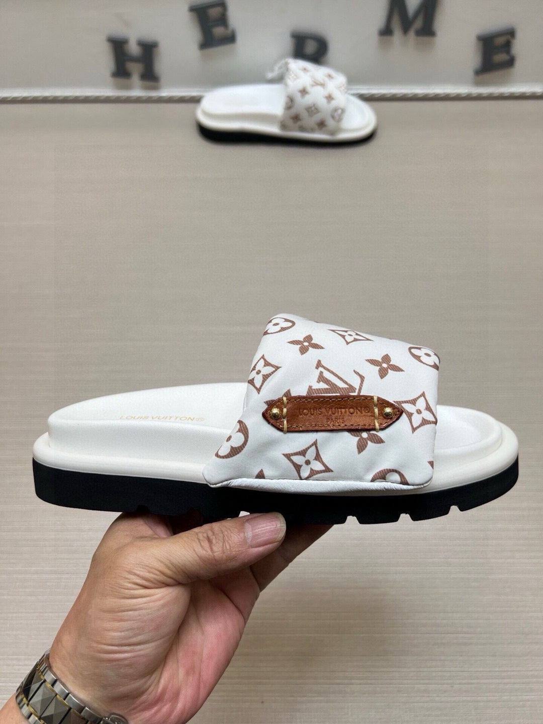 5QE9ZDE Stylish Slippers