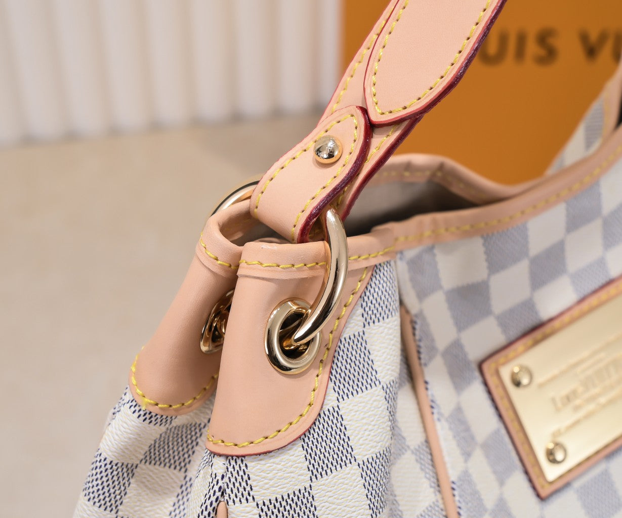 1XE63BDE Stylish leather bag 