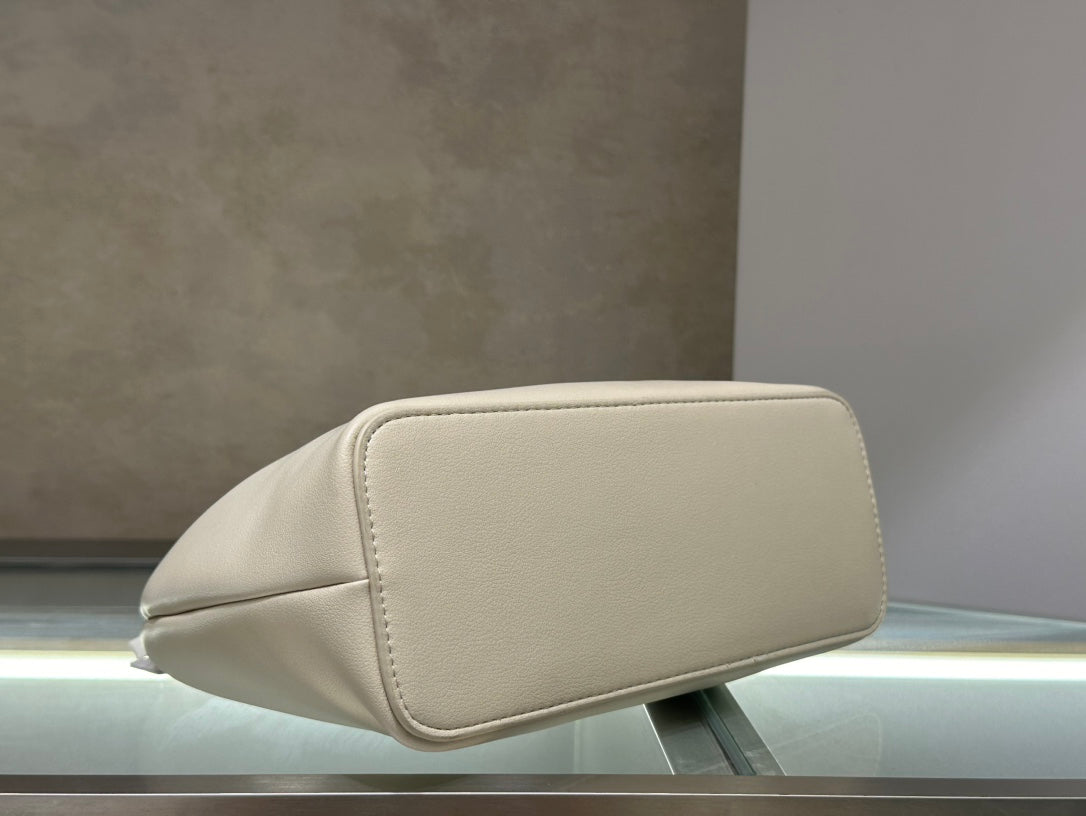 155NA12BDE Stylish leather bag