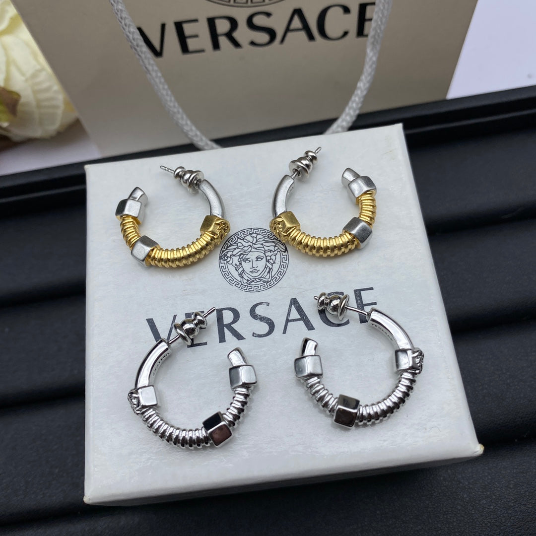 1YV467EDE Stylish Earrings