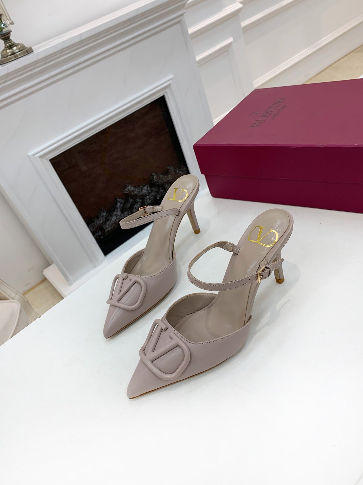 2YVL28ZDE Stylish leather  High heels