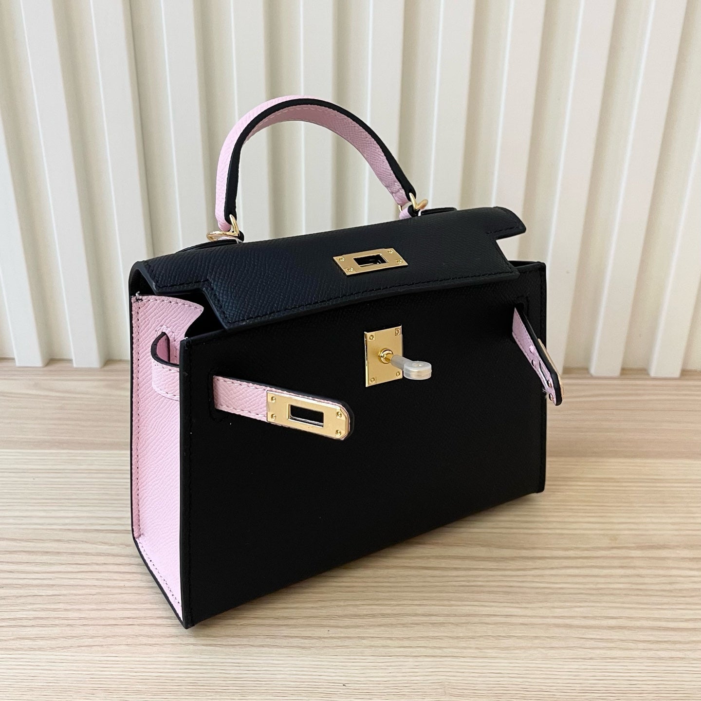 2WH25BDE Stylish leather bag