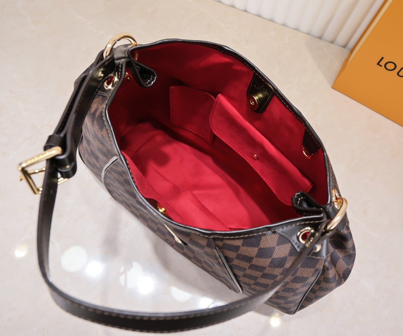 1XE63BDE Stylish leather bag 