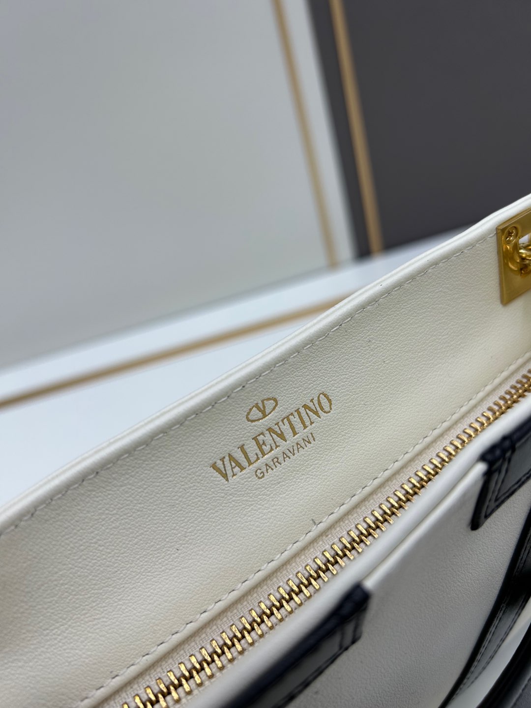 2WVL47BDE Stylish leather bag