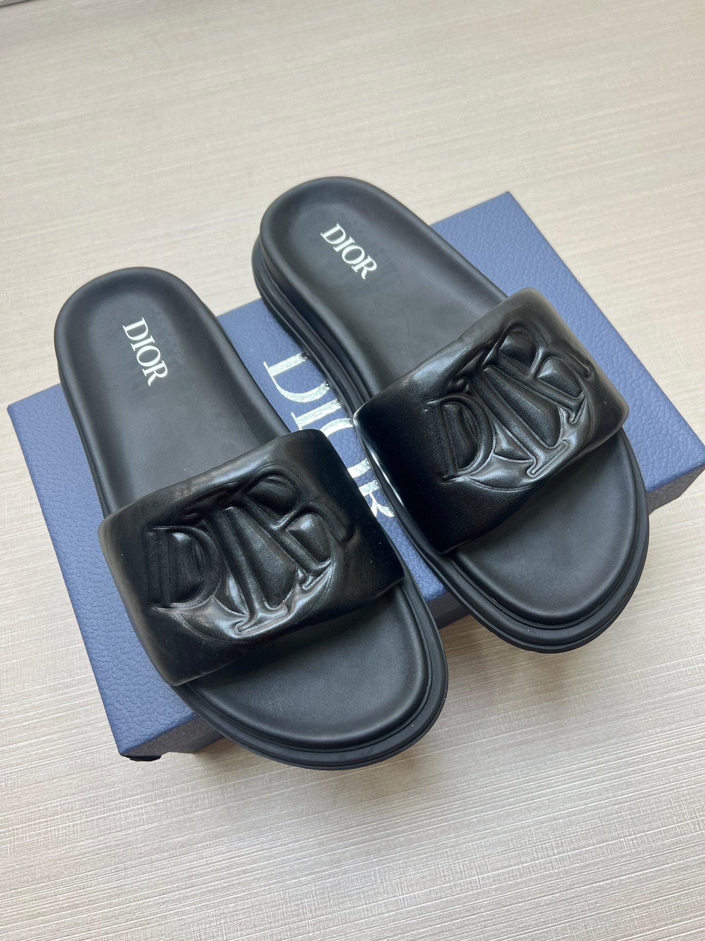 54D167ZDE Stylish leather slippers