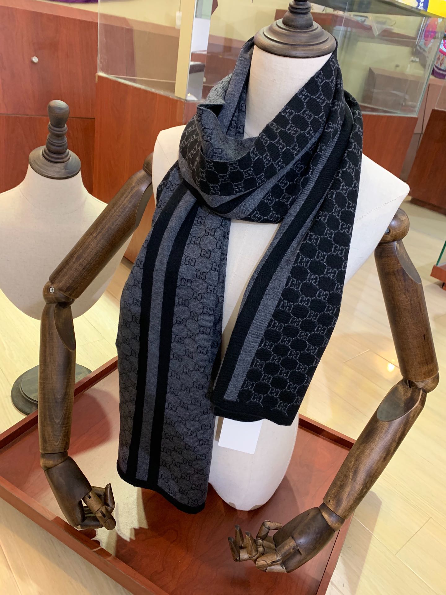 185ZB79WDE Stylish  Winter Scarves