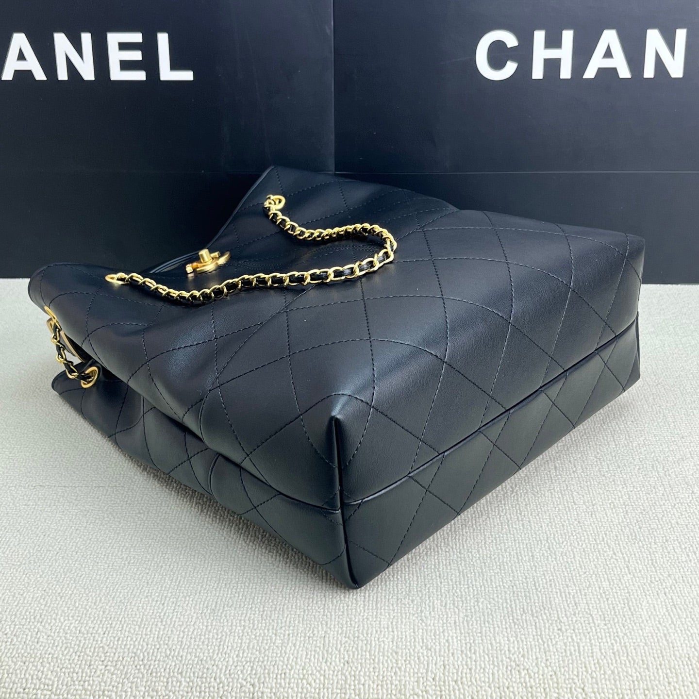 175RC1BDE Stylish leather bag