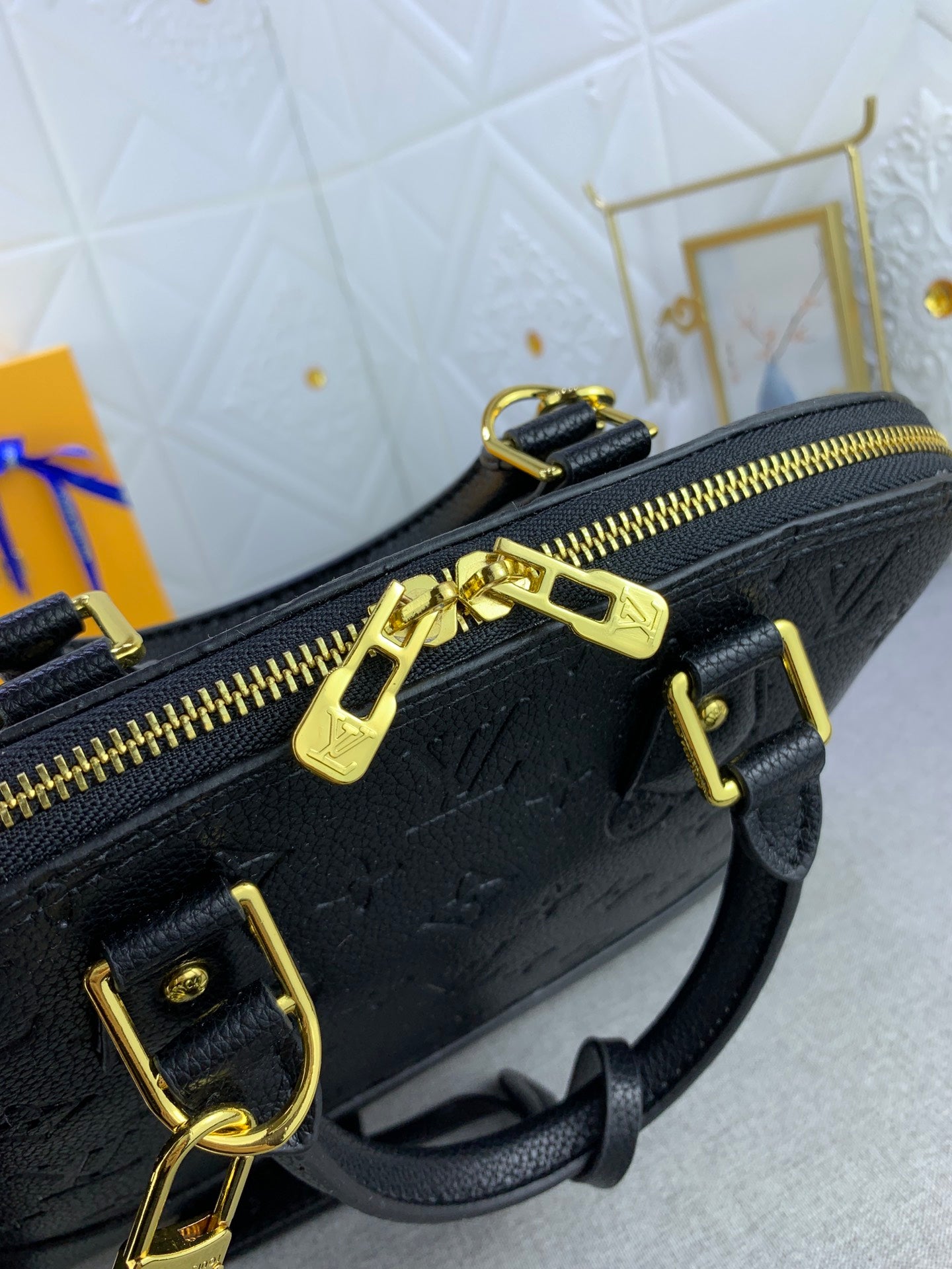 2XE319BDE Stylish leather bag 