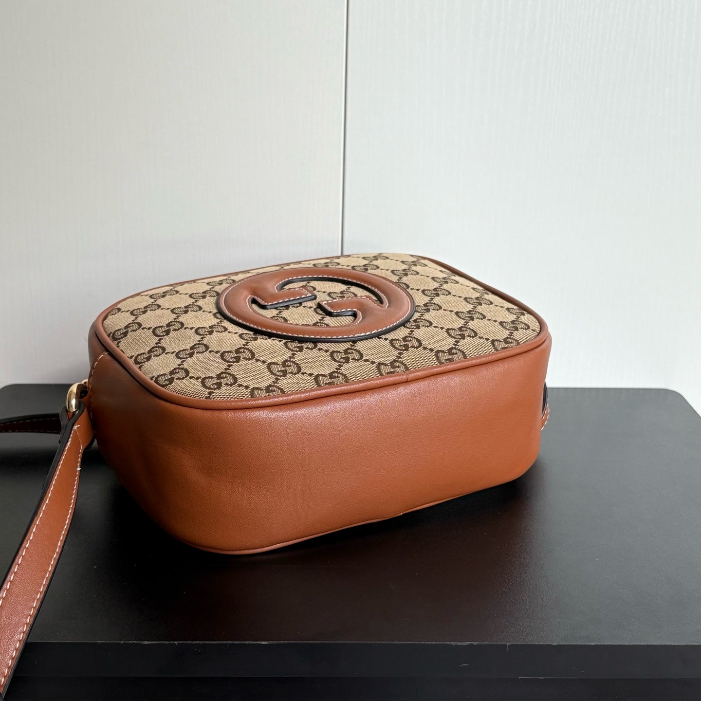 2WB18BDE Stylish leather bag